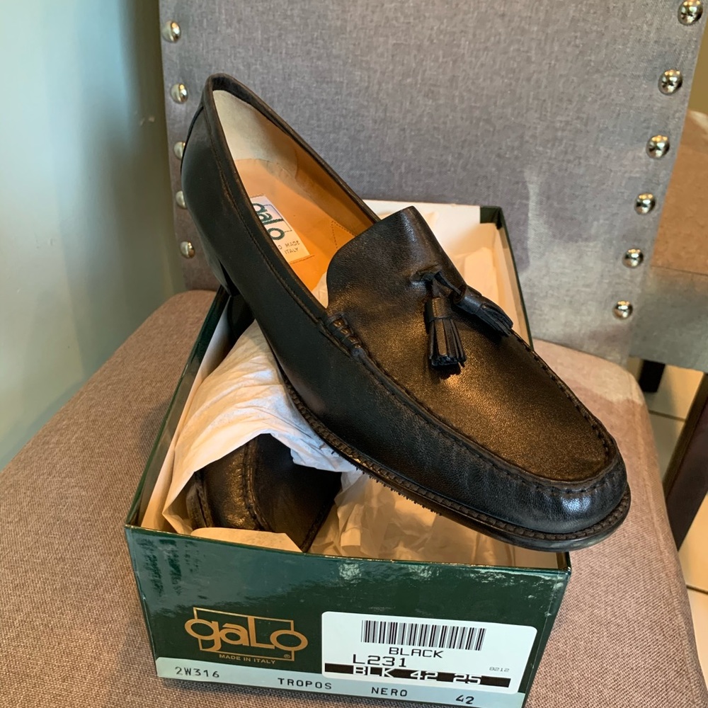 NIB Galo Size 11 Black Leather Heeled Loafer